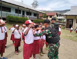 Sambutan Hangat Anak-Anak Pada Prajurit Satgas Yonif Yonif R 142/KJ Saat Berkunjung Ke SD YPPGI Tolikara