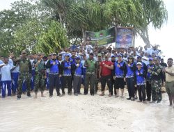 Kodam XVIII/Kasuari Gandeng SMA Taruna Kasuari Nusantara Tanami Bibit Mangrove