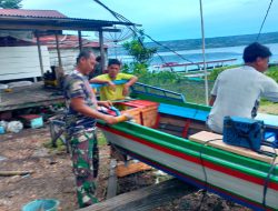 SATGAS TMMD KE-115 KODIM 0210/TUBANTU WARGA MEMBUAT PERAHU
