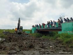 Ratusan Masyarakat Desa Wiralaga ll Meminta Para Pekerja Alat Berat Exspator Agar Segera Berhenti Untuk Mengusur Lahan