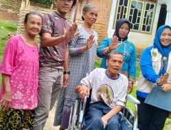 Warga Aur Gading Mendapatkan Bantuan Kursi Roda dari Dinas Sosial Kabupaten Empat Lawang