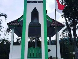 Bendera Merah Putih Di depan Makam Puyang Serunting Sakti Berkibar Rapi Dan Terawat