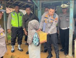 Kapolres Sampang Berikan Bantuan Kepada Kakek Viral Di Desa Batuporo Barat Kedundung