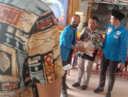 Ketua KNPI Kota Gunungsitoli Karya S. Bate’e, SSTP, MAP, membagikan Tanda Kasih Kepada Umat St. Maria Bunda Para Bangsa Gunungsitoli