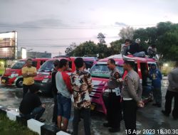 Respon Cepat : Angkut Penumpang Di Atas Kap, Angkutan Umum Asal Siantar Di Tindak Satlantas Polres Toba