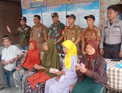 Pem-des Puntang Bagikan BLT Desa