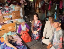 Dr. Wulan Hidayat, kembali Berikan Bantuan Sembako Kepada Keluarga Yang Sakit di Desa Jarakan Kecamatan Pendopo