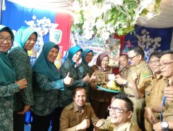 Bupati Empat Lawang Potong Tumpeng di stand Forum Camat Empat Lawang