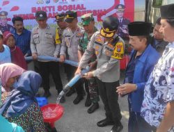 Jum’at Curhat Special Hari Bhayangkara Ke-77 Kapolres Sampang Bagikan Air Bersih Dan Sembako Di Desa Pacanggaan Pangarengan
