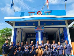 Edy dengan istri tercintanya Herlis Alhamdani,S.Pd.i selaku Ketua TP-PKK Desa Talang Benteng.
