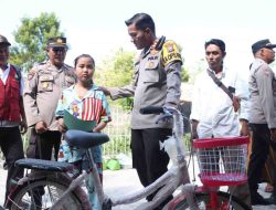 AKBP Siswantoro Kunjungi Gadis Penderita Sakit Jantung Yang Temukan Balon Udara HUT Bhayangkara Ke-77 Polres Sampang