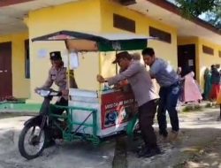 Wujud Kepedulian Bhabinkamtibmas Polsek Silaen Bantu Kendaraan Jualan Seorang Ibu Yang Mogok
