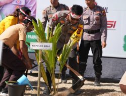 Penanaman Pohon Sejak Dini Dalam Rangka Polri Lestarikan Negeri, Kapolda Bali Bersama Bhayangkari Tanam Pohon di Pantai Sanur