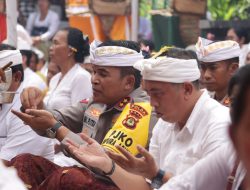 Kapolda Bali Melaksanakan Persembahyangan di Pura Sad Kahyangan Goa Lawah