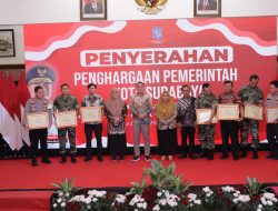 Wali Kota Surabaya Beri Penghargaan Kepada Kapolrestabes