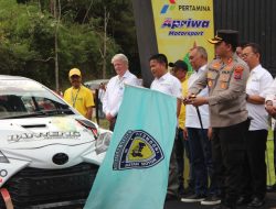 Kapolres Toba Hadiri dan Kibarkan Bendera Start Open Ceremony Danau Toba Rally 2023