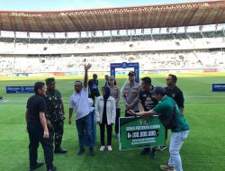 Keluarga Korban Tragedi Kanjuruhan Terima Donasi dari Persebaya dan Bonek di Stadion GBT Surabaya
