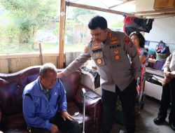 Aksi Kemanusiaan Dan Kepedulian Pimpinan Ke Anggotanya, Kapolres Toba Jenguk Personilnya Sedang Sakit