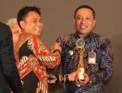 Inovasi 4T Bawa Bupati Sampang Terima Penghargaan Bhumandala Award Kategori Emas