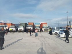 Polres Toba Dampingi PJR Polda Sumut dan Brimob Kawal Pengamanan Logistik Aquabike World Championship Toba 2023
