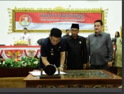 Pejabat PJ Bupati Tubaba M. Firsada Tandatangani Raperda THN 2024