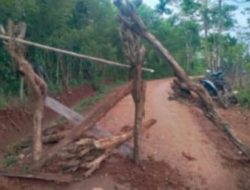 Dinilai Ingkar Janji, Warga Blokade Jalan Menuju PT. ELLAP/KKST