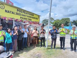 )  Cek Pos PAM Nataru Kapolres Toba Bersama Bupati Berikan Bingkisan Di Pos PAM dan Pos Yan