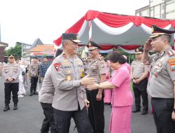 Kapolda Jatim Pimpin Upacara Kenaikan Pangkat 2.925 Personel di Penghujung Tahun 2023