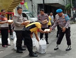 Jelang Pengamanan Pemilu 2024 Kapolsek Simokerto Gelar Aksi Sosial