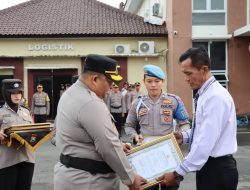 Kapolres pamekasan Berikan penghargaan kepada 12 Anggota yang berprestasi