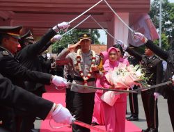 Upacara Farewell Parade Dan Tradisi Pedang Pora Penuh Haru Bahagia Di Polres Pasuruan