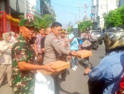 TNI Polri Simokerto Bersihkan Kelenteng BoenBio Kapasan Dan Bagikan 200 Nasi Kotak