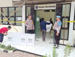 Kapolsek Simokerto Pimpin Pengawalan Distribusi Logistik Pemilu