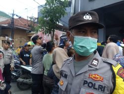 Ramai nya Pembagian 1645 Beras Gratis Di Kelurahan Simolawang Langsung Di Amankan Polsek Simokerto