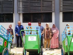 Kelurahan Tambakwedi Surabaya mendapatkan bantuan 3 Grobak dari Ketua WC-KOE