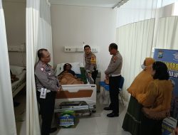 Kasatlantas Besuk Korban Kecelakaan di RS. Ubaya