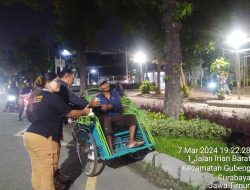 Aliansi wartawan Surabaya Berbagi Nasi Bungkus Di Tengah Masyarakat Lagi Tinggi nya Bahan Pokok