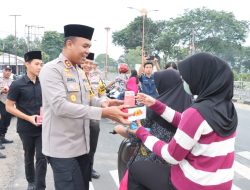 Polres Tulang Bawang Bagikan Takjil Gratis di Tugu Garuda, AKBP James Sampaikan Pesan Ini