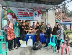 Kepala desa rantau tenang M Ismail memberikankan,  bantuan kepada warga desa seguring kecil yang tertimpa korban kebakaran