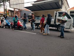 Aliansi wartawan Surabaya Provinsi Jawa timur Bagi takjil Di sekitaran Jalan Jaksa Agung Suprapto