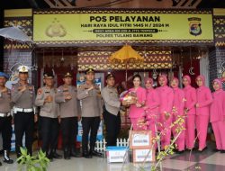 PC Bhayangkari Tulang Bawang Berikan Bingkisan Untuk Pos Pam dan Pos Yan Operasi Ketupat Krakatau 2024