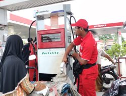 SPBU 54.612-46 Trosobo Sidoarjo Tidak menggubris Peraturan Pertamina dan Masih Melayani Konsumen menggunakan Jerigen dan Tong