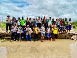 Cegah Aksi Pungli, Polsek Dente Teladas Bersama Warga Gotong Royong Bangun Jembatan