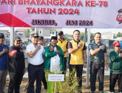 Bakti Sosial HUT Bhayangkara ke-78: Polres Jakbar dan Forkopimko serta Elemen Masyarakat Bersihkan Kali Mookervart, Tanam Pohon Hingga Bagi Sembako
