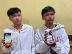 Asyik Bermain Judi Online di HP, Dua Remaja Putra Asal OKU Selatan Ditangkap Tekab 308 Presisi Polres Tulang Bawang