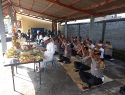 Hari Raya Tumpek Landep Polsek Mengwi Gelar Persembahyangan Bersama