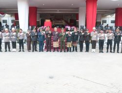 AKBP James Jadi Irup Penurunan Bendera Pada HUT Ke-79 Kemerdekaan RI, Masyarakat Berikan Standing Ovation