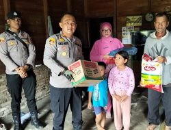 Kapolsek Habinsaran Bersama Bhayangkari Ranting Berikan Bantuan Sembako Kepada Keluarga Op Pesta Pardosi Di Minggu Kasih