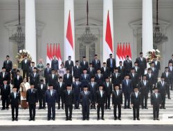Presiden Prabowo Subianto didampingi Wakil Presiden Gibran Rakabuming Raka melantik Menteri Kabinet Merah Putih masa jabatan 2024-2029. Presiden melantik 48 menteri dan 5 pejabat setingkat menteri di Istana Negara, Jakarta, Senin (21/10/2024) pagi.