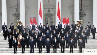 Presiden Prabowo Subianto didampingi Wakil Presiden Gibran Rakabuming Raka melantik Menteri Kabinet Merah Putih masa jabatan 2024-2029. Presiden melantik 48 menteri dan 5 pejabat setingkat menteri di Istana Negara, Jakarta, Senin (21/10/2024) pagi.